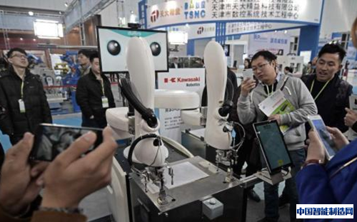 中国市场首个双腕机器人惊喜亮相天津制博会