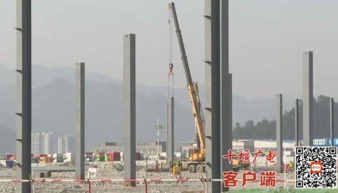 东风商用车智能制造项目主体建筑梁柱开始吊装